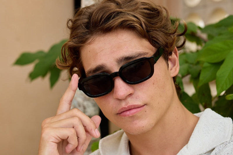 Modelis dėvi GAHA saulės akinius – juodi rėmeliai, ryškus įvaizdis Black