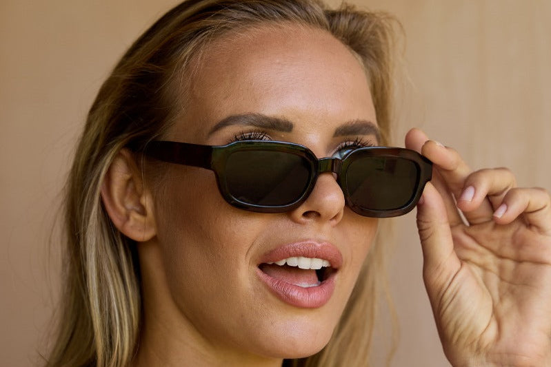 Modelis dėvi GAHA saulės akinius – Tortoiseshell dark rėmeliai, ryškus įvaizdis Tortoiseshell dark