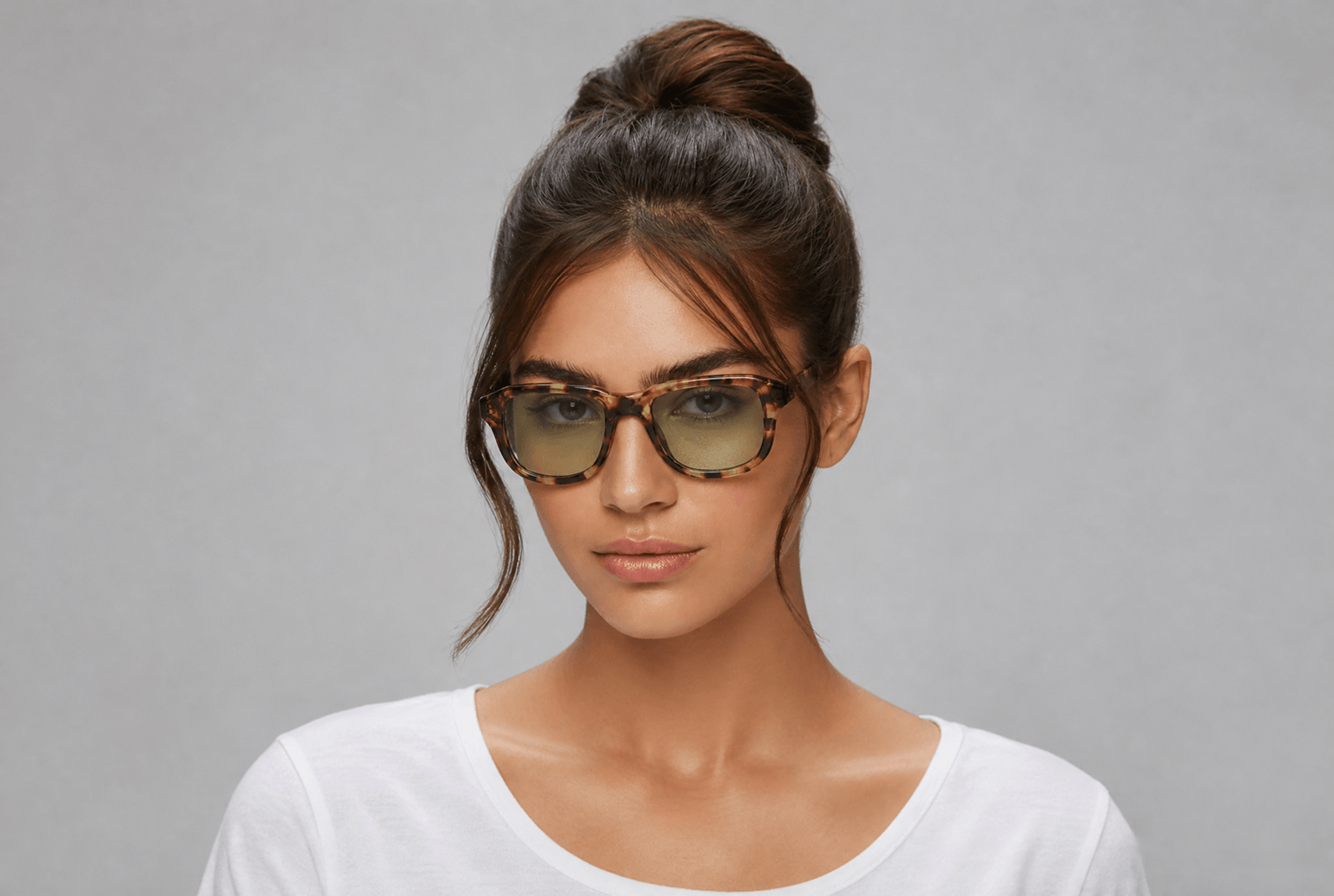 Woman wearing sunglasses with a gray background tortoiseshell leo