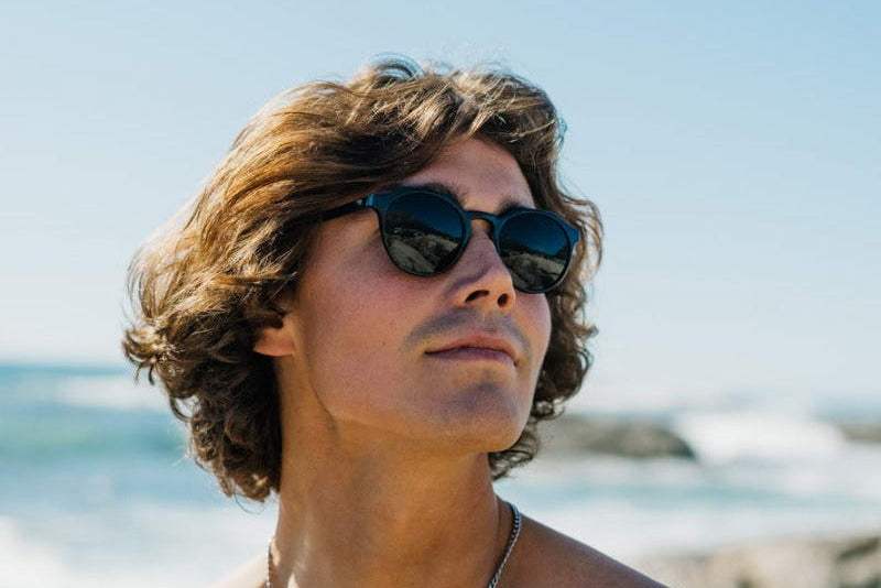 Modelis dėvi Sunbee LUKI juodus akinius nuo saulės – modernus minimalistinis stilius