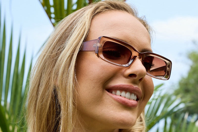 Modelis dėvi Sunbee MALA rudus akinius nuo saulės – šilto atspalvio stilius Skaidri ruda Clear brown