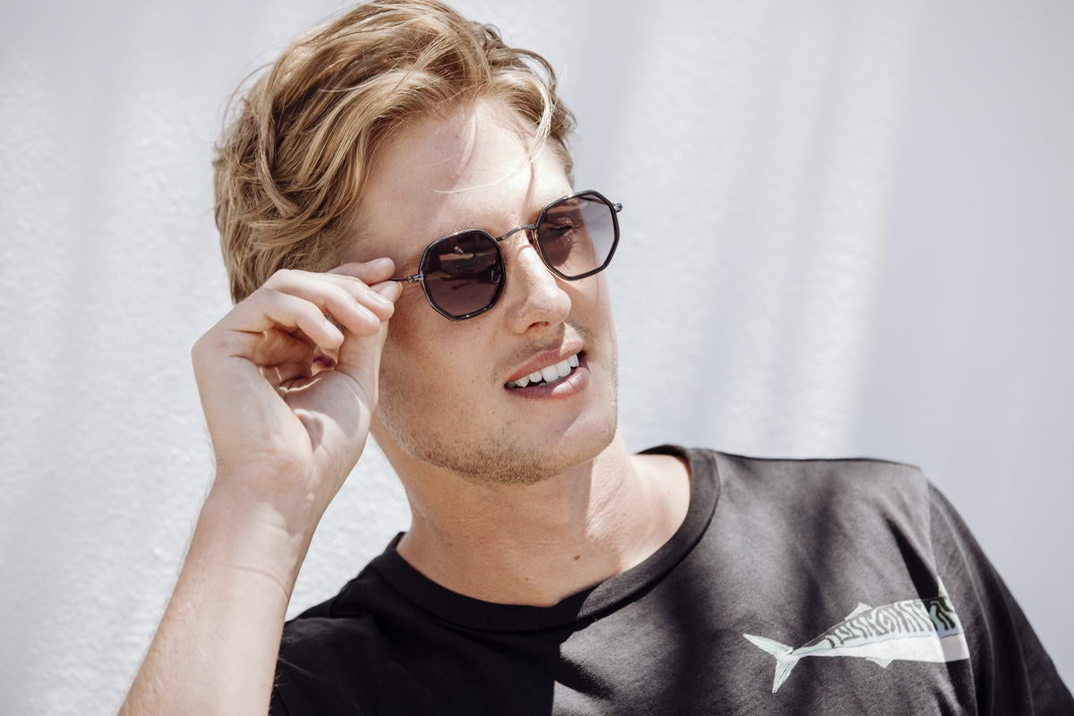 Modelis dėvi Sunbee RAKK akinius nuo saulės – minimalistinis miesto stilius