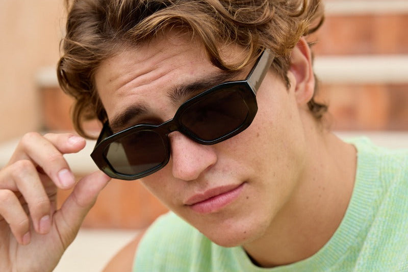 Modelis dėvi SUNI saulės akinius – juodi rėmeliai, kasdienis stilius Black