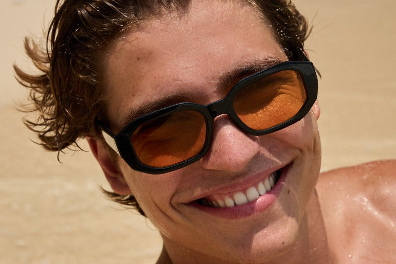 Modelis dėvi SUNI saulės akinius – juodi rėmeliai, geltoni lęšiai, kasdienis stilius Shadow yellow