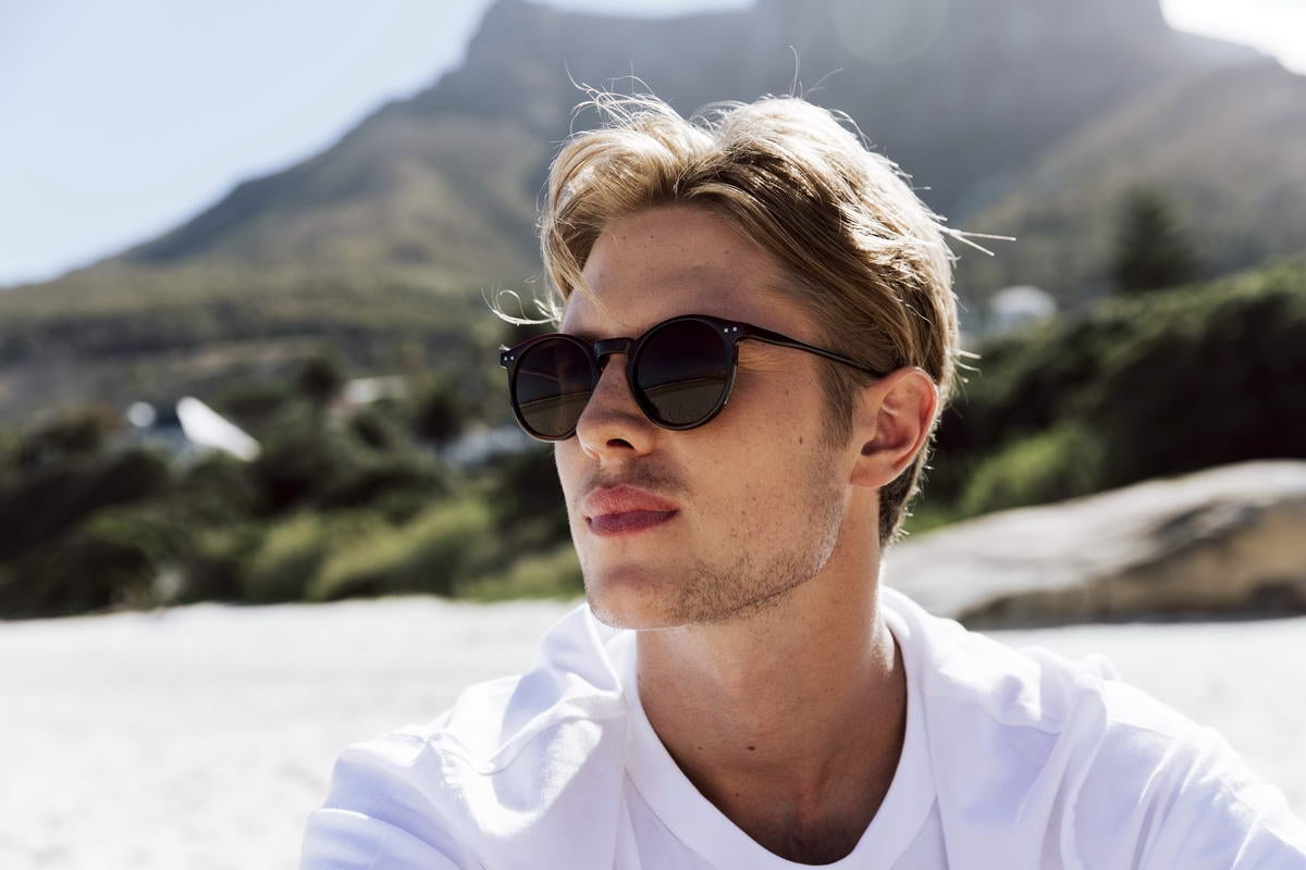 Modelis dėvi Sunbee TARU rudos spalvos akinius nuo saulės 
Šviesiai ruda Light brown