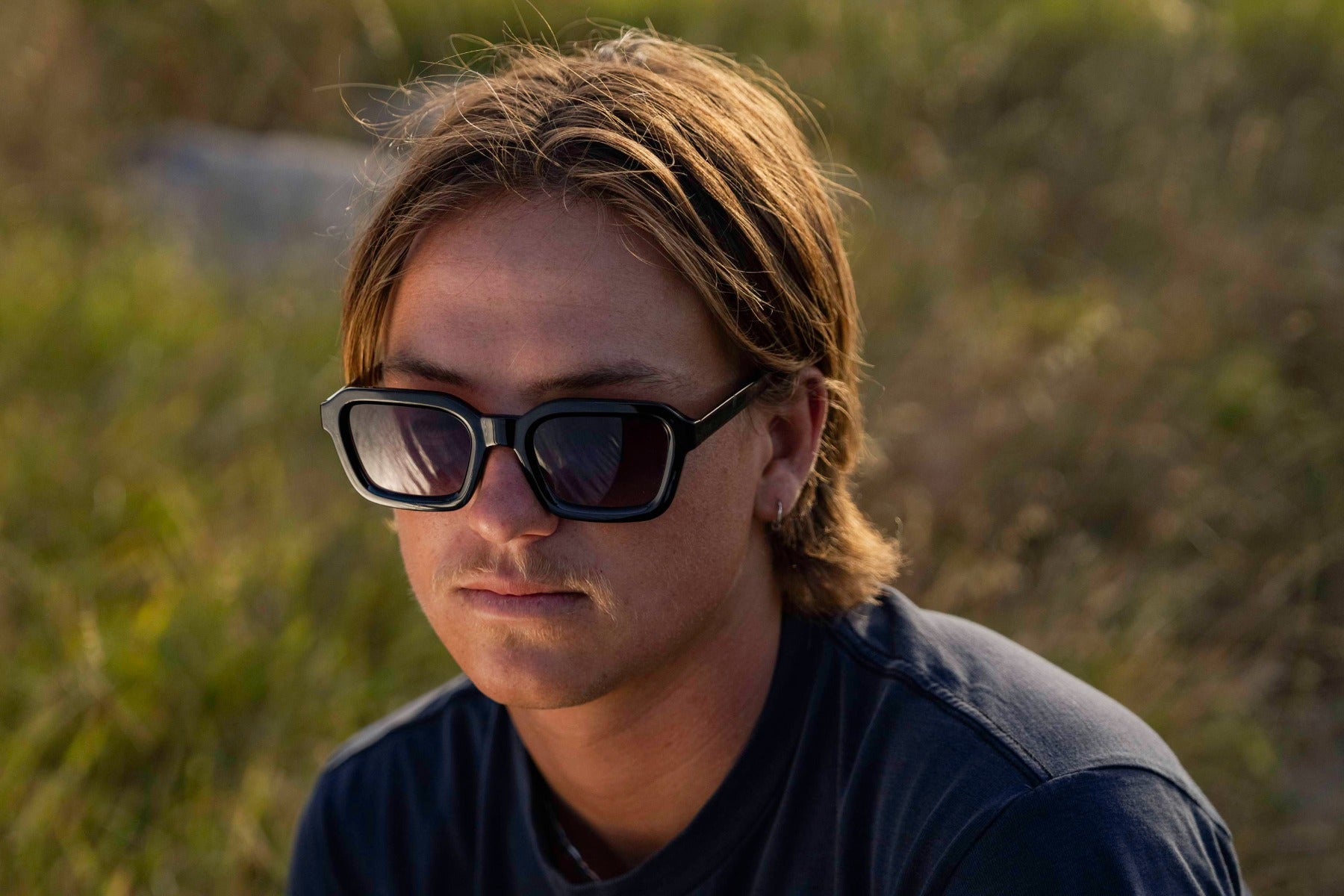 Modelis dėvi Sunbee VUNU juodus akinius nuo saulės – miesto stiliaus įvaizdis Juoda Black