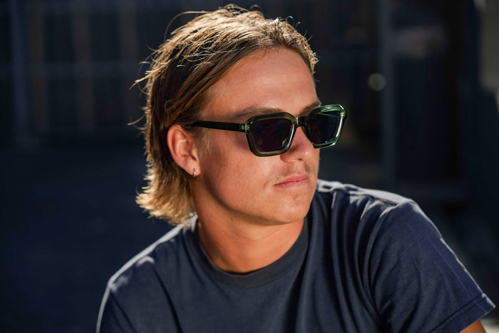 Modelis dėvi Sunbee VUNU žalius akinius nuo saulės – vasariškas akcentas Skaidri žalia Clear green