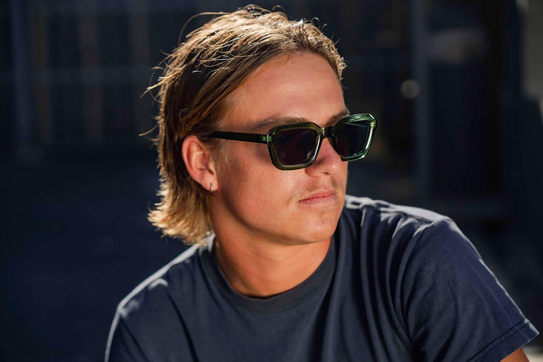 Modelis dėvi Sunbee VUNU žalius akinius nuo saulės – vasariškas akcentas Skaidri žalia Clear green