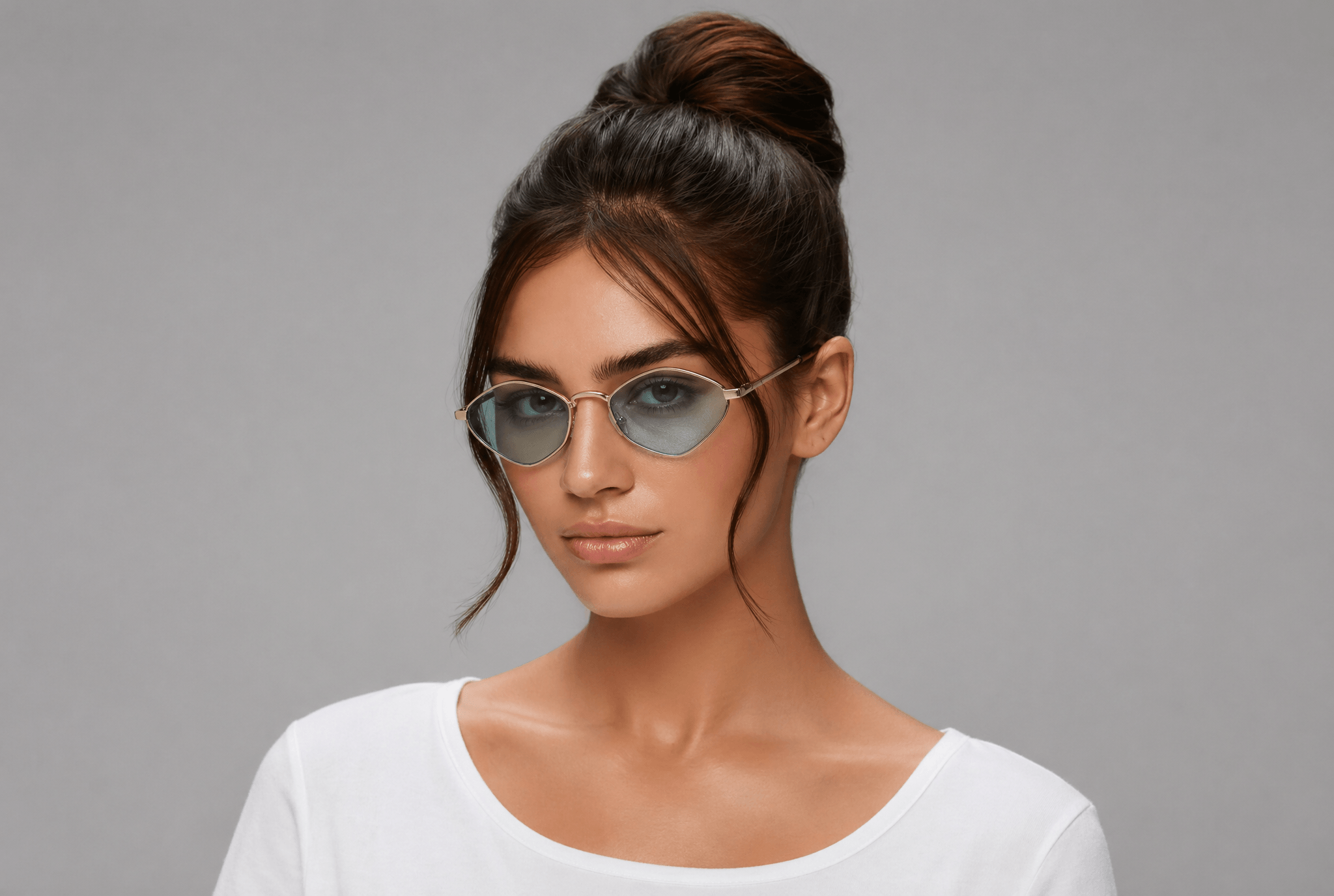 Woman wearing sunglasses with a gray background Sea Blue